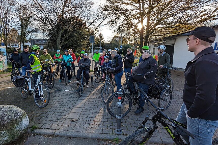 Vor dem Schwimmbad Mitglieder des ADFC treffen sich zur politischen Fahrradtour mit Lokalpolitikern vor dem Schwimmbad