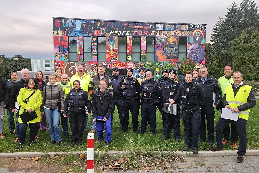 Fahrradkontrolle in Eschborn 6 Mitglieder des ADFC zusammen mit Bürgermeister Adnan Shaikh, seiner Stellvertreterin Bärbel Grade, sowie der Stadtpolizei, der Landespolizei, Mitgliedern des Präventionsrates und einigen Lehrkräften