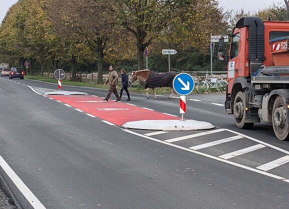Geschützte Querungsstelle für Fußgänger und Radfahrende