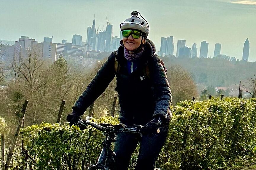 Tina unterwegs im Taunus Tina auf dem Mountainbike vor der Frankfurter Skyline