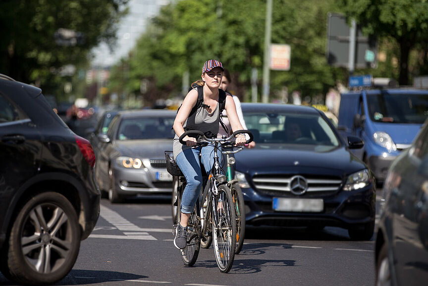 Überholabstände sind in der Praxis oft nicht ausreichend Radfahrerin zwischen Autos